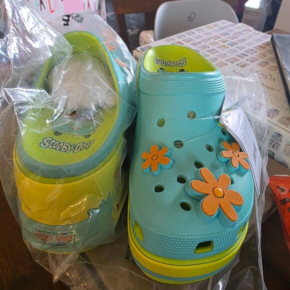 CROCS Scooby-Doo! The Mystery Machine Siren Clogs NWT W9/M7 - Picture 3 of 6